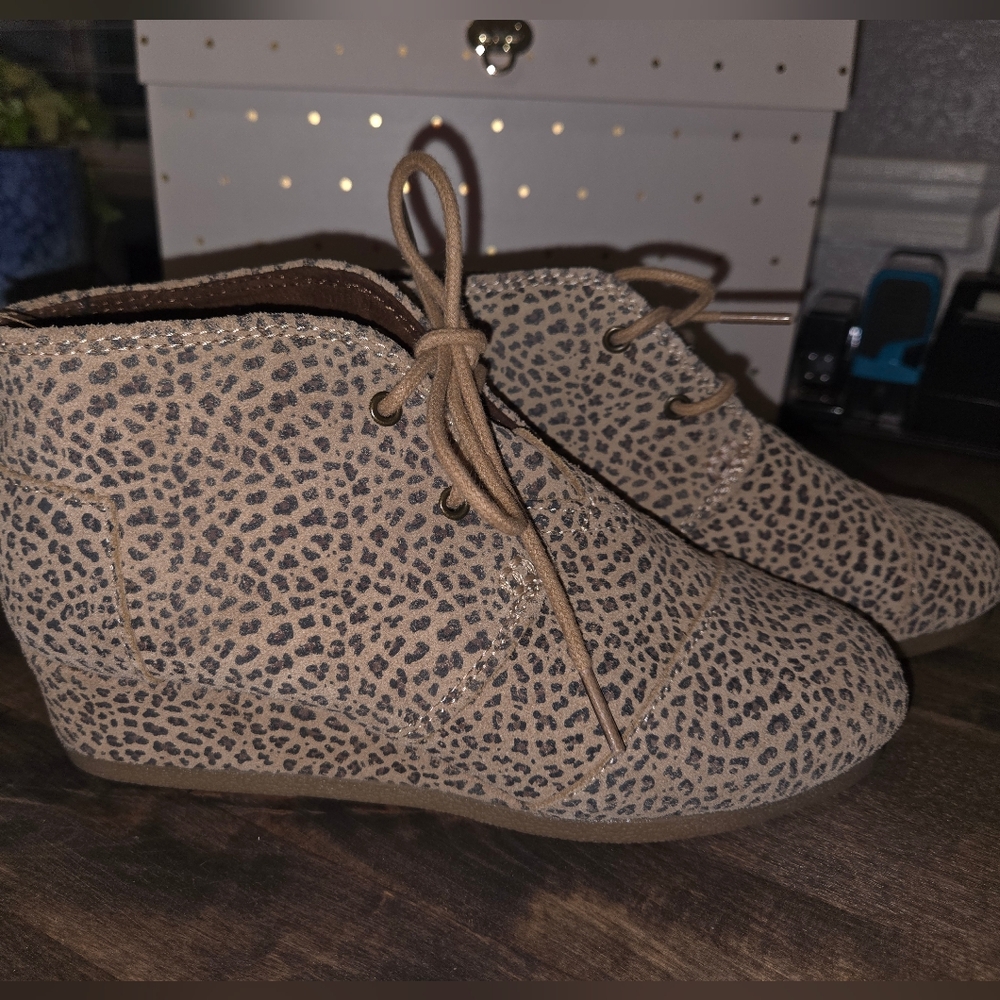 Toms Boots Youth SZ US3 Desert Ankle Booties Animal Suede Lace Up Wedge Heels